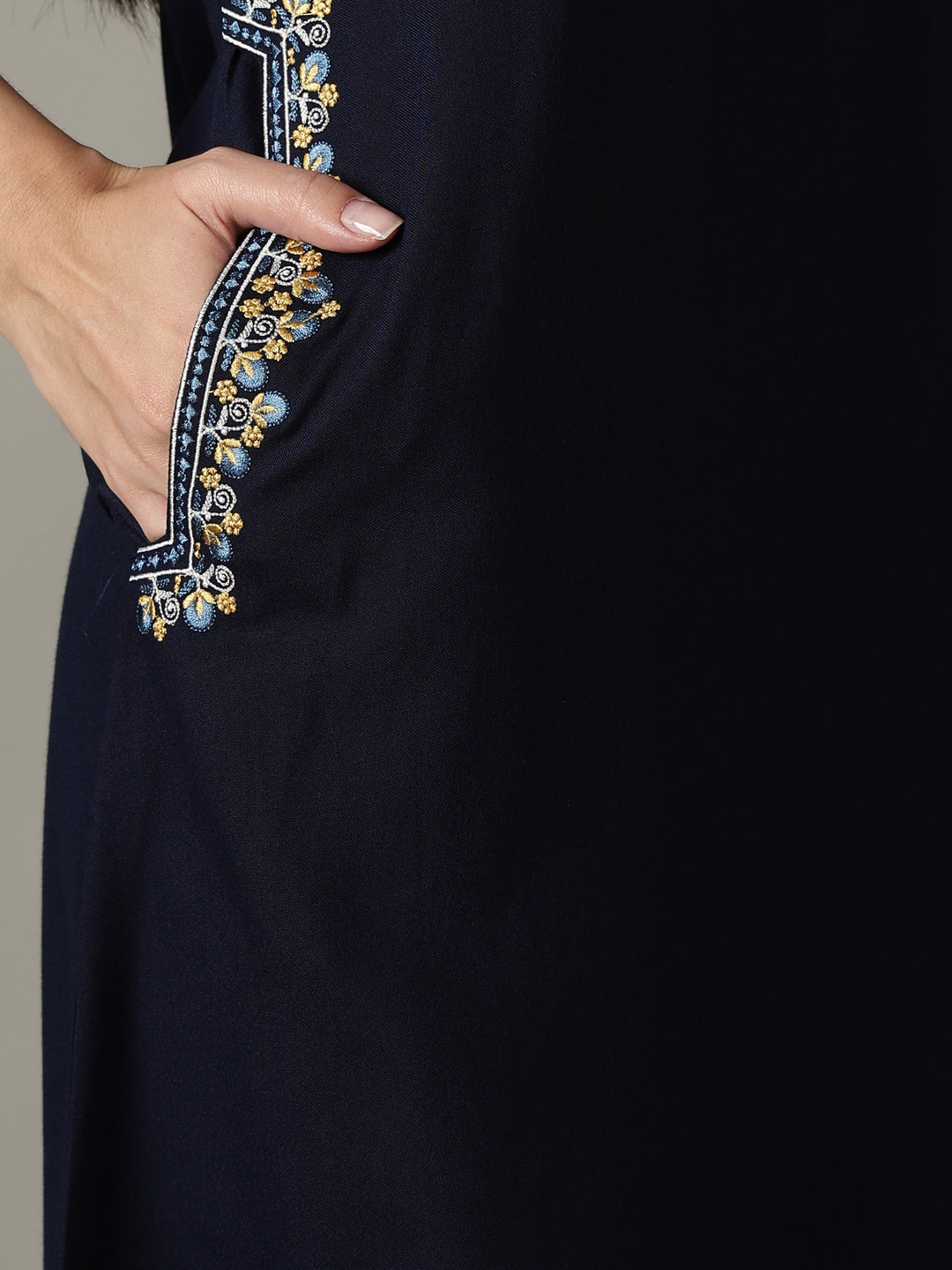 Elegant alpine night wear for women with dual pockets